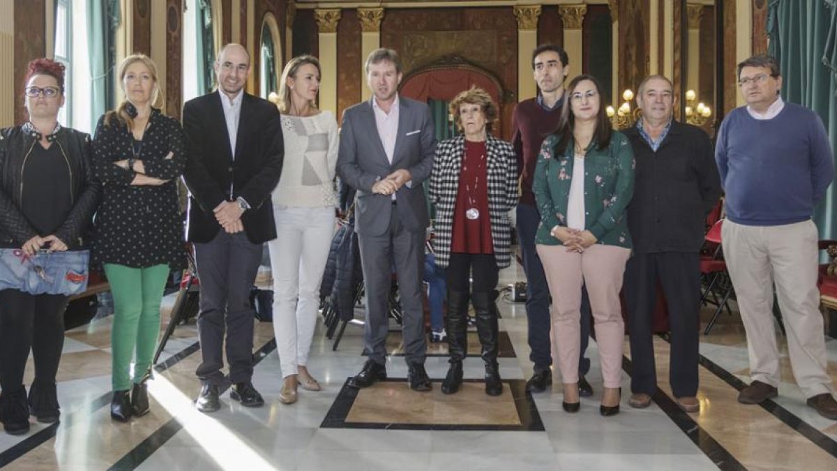 El alcalde, en el centro, con representantes de las cinco asociaciones con las que ayer suscribió los convenios.-SANTI OTERO