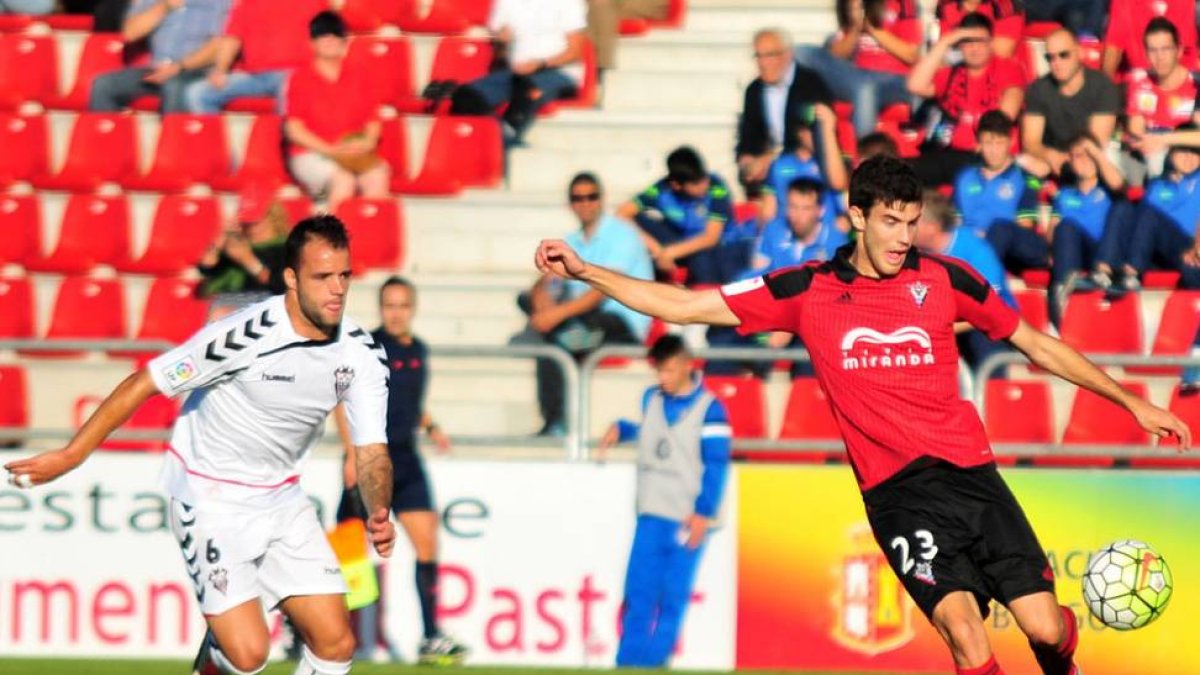 Néstor Salinas se dispone a golpear un balón en el choque del pasado fin de semana ante el Albacete-J. E. Egurrola