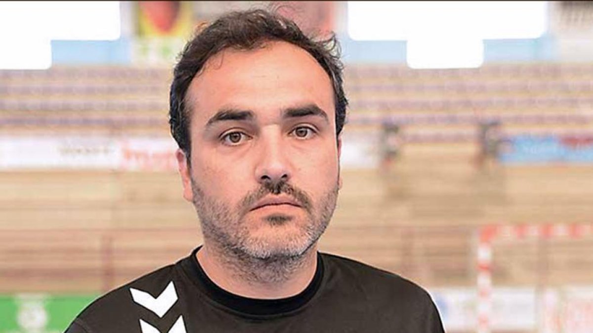 ÁlvaroSenovilla, entrenador del Villa de Aranda.-ALBERTO CALVO