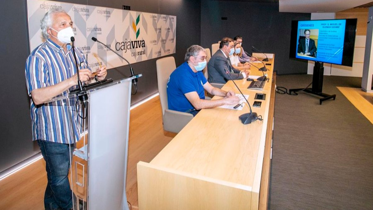 Antonio Arroyo, presidente de la Asociación Castellana y Leonesa de Educación Matemática Miguel Guzmán, durante la entrega de diplomas de Estalmat. TOMÁS ALONSO