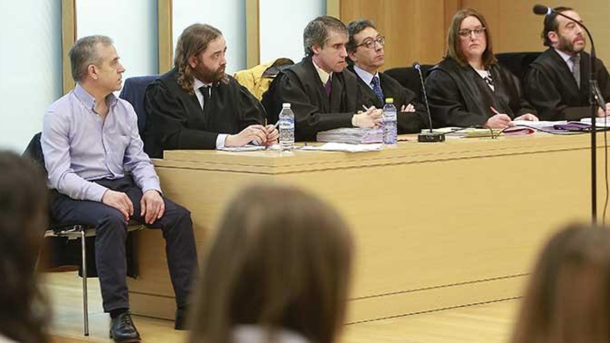El letrado de la defensa (segundo por la izquierda) y los abogados de la acusación, ayer, en la primera sesión del juicio por el asesinato de Benita Núñez.-RAÚL G. OCHOA
