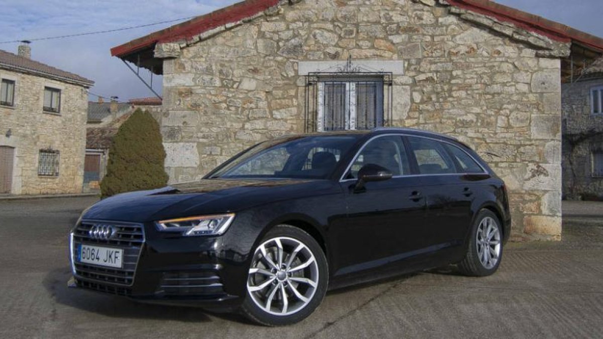 La elegancia de este gran ‘premium’ de Audi A4 Avant no dejó indiferente a los vecinos de Cernégula hasta donde nos desplazamos para probarlo.-HÉCTOR FUSTEL