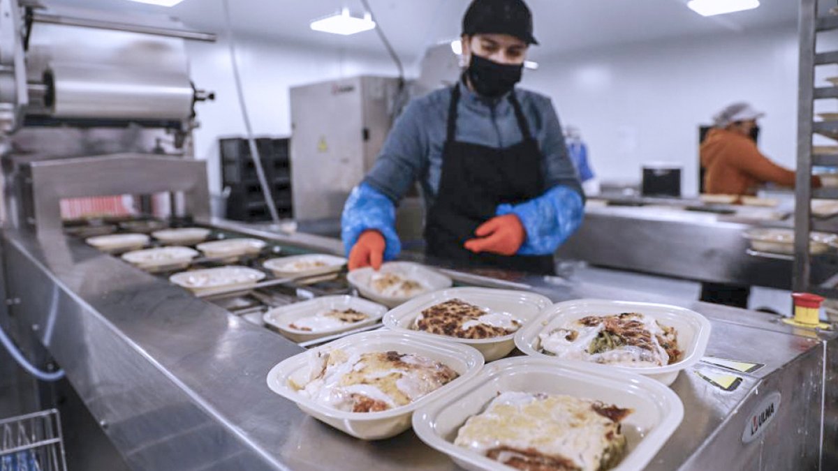 Una mujer prepara bandejas de comida durante la pandemia en una imagen de archivo. Sergio González
