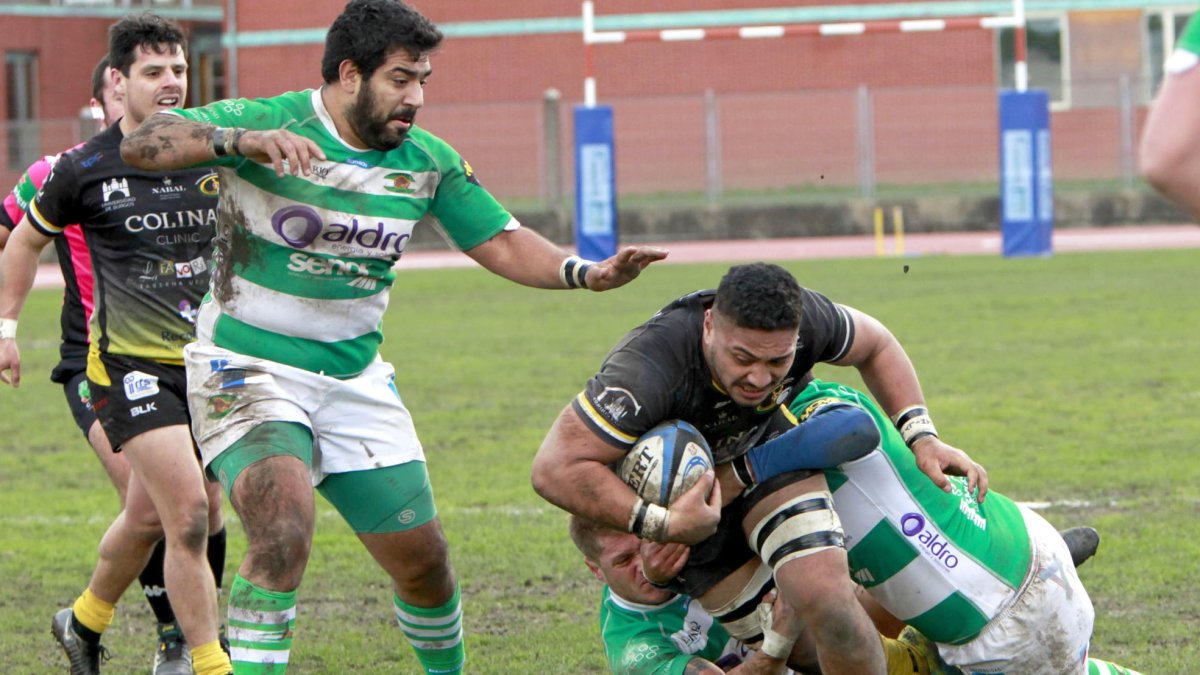 Ikapote Tupai mantiene la posesión del oval tras sufrir el placaje de dos contrarios. ECB