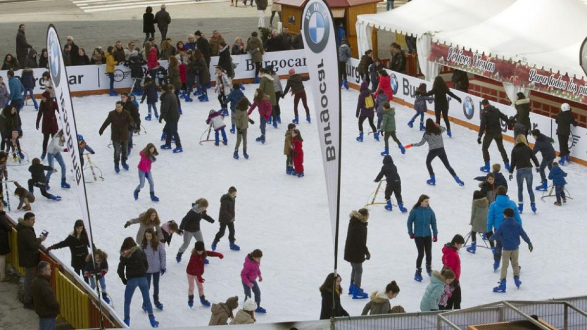 Vista panorámica de la pista de hielo instalada en la plaza de San Juan.-ISRAEL L. MURILLO