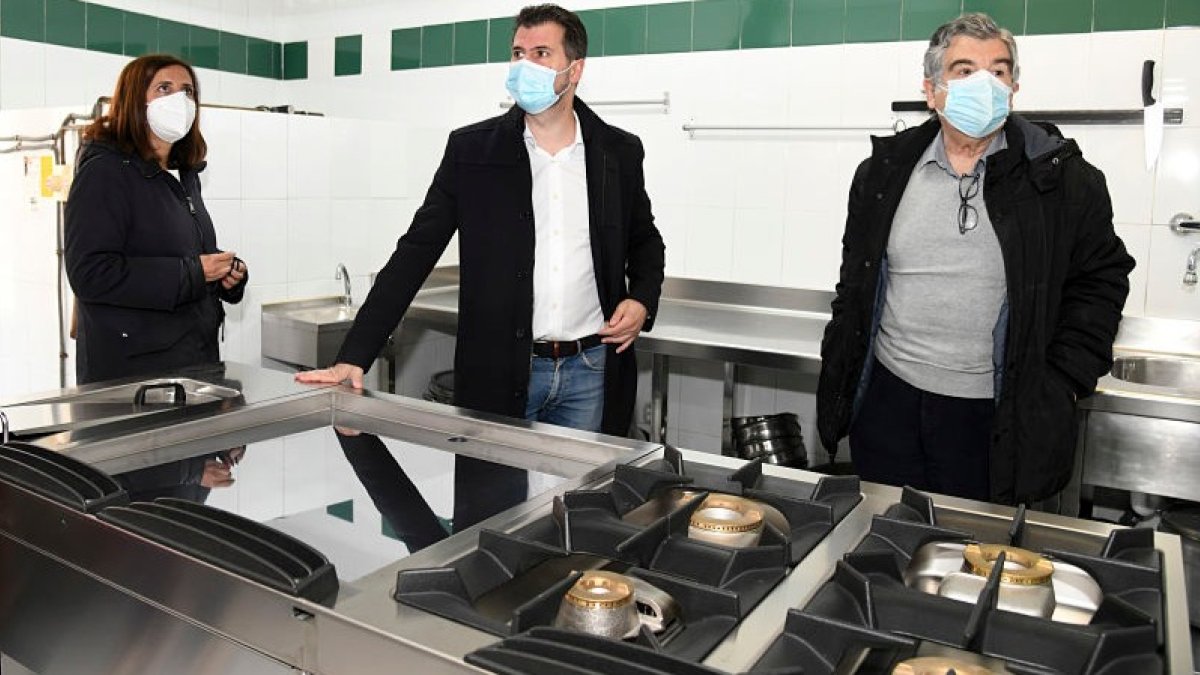 El líder socialistas de Castilla y León visitó el albergue municipal de Pradoluengo junto al alcalde y la secretaria provincial del PSOE. ICAL
