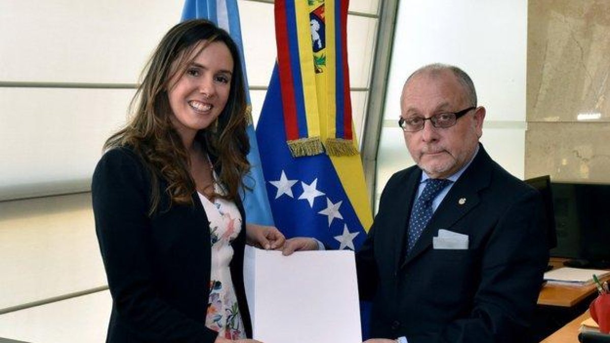 El Ministro de Relaciones Exteriores argentino, Jorge Faurie, recibió las copias de estilo de las credenciales de Trotta.-EMBAJADA DE VENEZUELA EN ARGENTINA