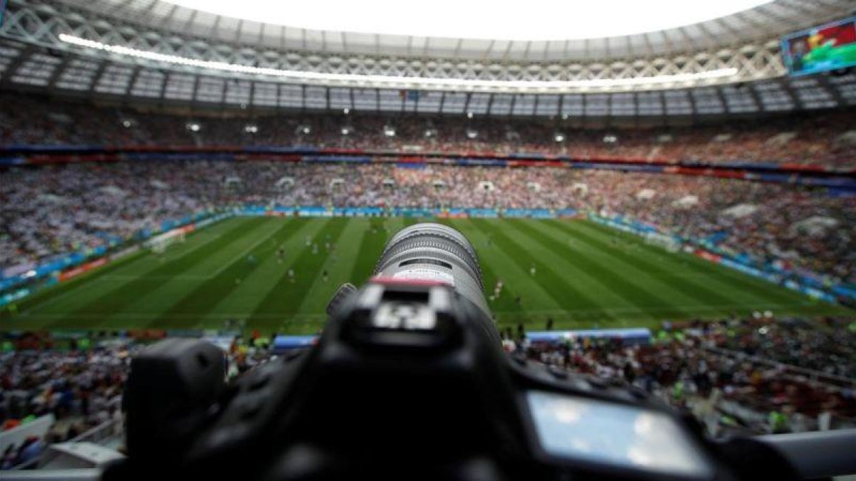 Cámara en el estadio Luzhniki de Moscú, donde se celebró la final del Mundial de fútbol el pasado verano.-CHRISTIAN HARTMANN (REUTERS)