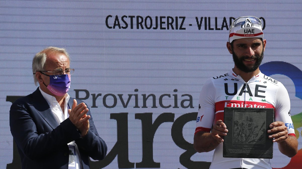 El corredor colombiano recoge el premio al vencedor de la etapa. SANTI OTERO