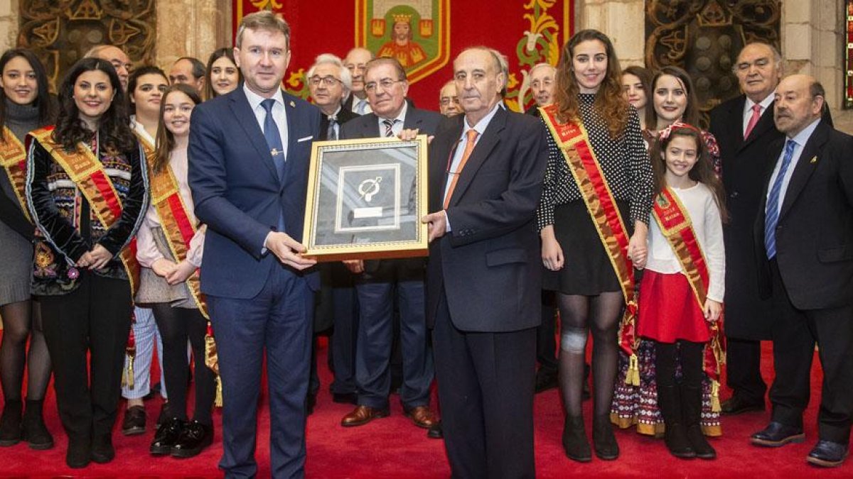 Santiago Mediavilla, presidente de la Hermandad Adelmus, posa con el Báculo de Oro junto al alcalde de Burgos, Javier Lacalle.-SANTI OTERO