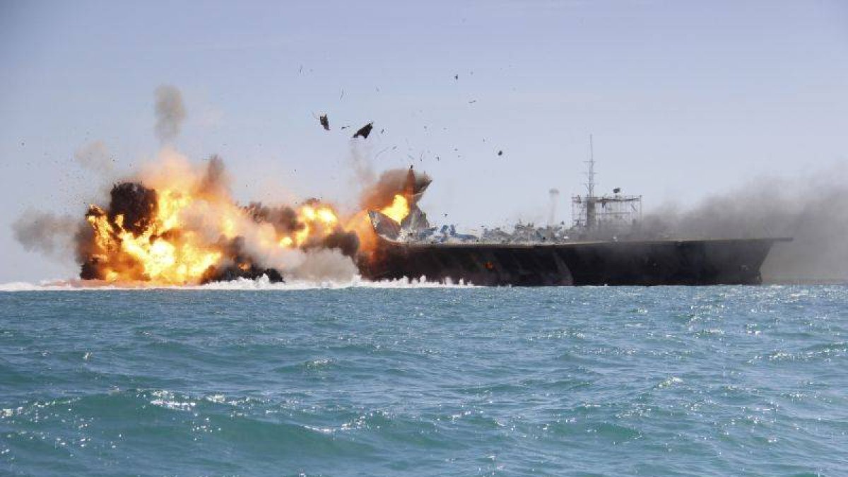 Irán destruye la réplica de un portaaviones de EEUU.-Foto: AP