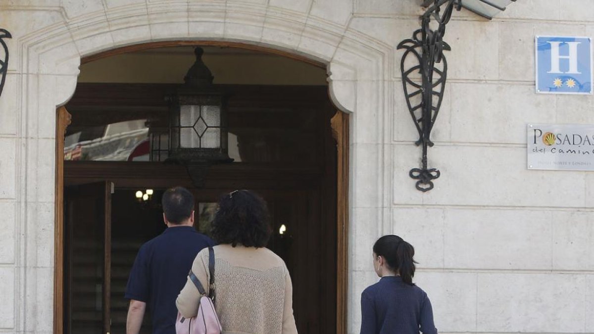 Varios turistas entrando en un hotel de Burgos.-RAÚL G. OCHOA