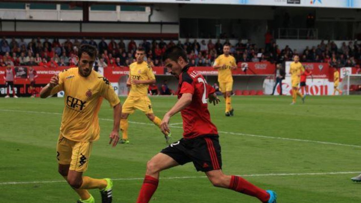 Álex García se dispone a enviar un centro al área en el encuentro que jugó el Mirandés ante el Girona.-JOSÉ ESTEBAN EGURROLA