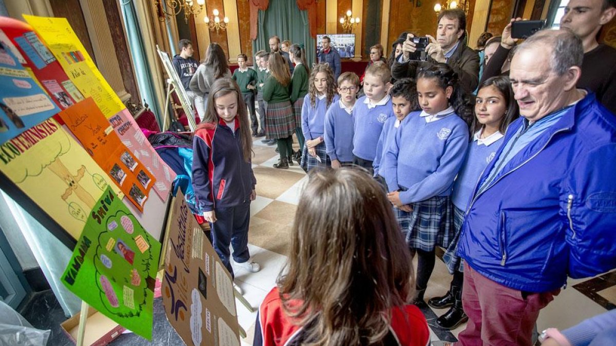 Dos alumnas de sexto de Primaria del Blanca de Castilla explican sus peticiones a sus compañeros el Apóstol San Pablo.-SANTI OTERO