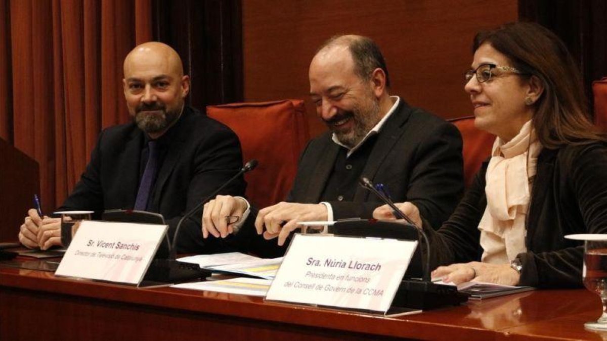 Saül Gordillo, Vicent Sanchis y Núria Llorach, en la comisión de control de la CCMA, en el Parlament.-MARTA SIERRA (ACN)