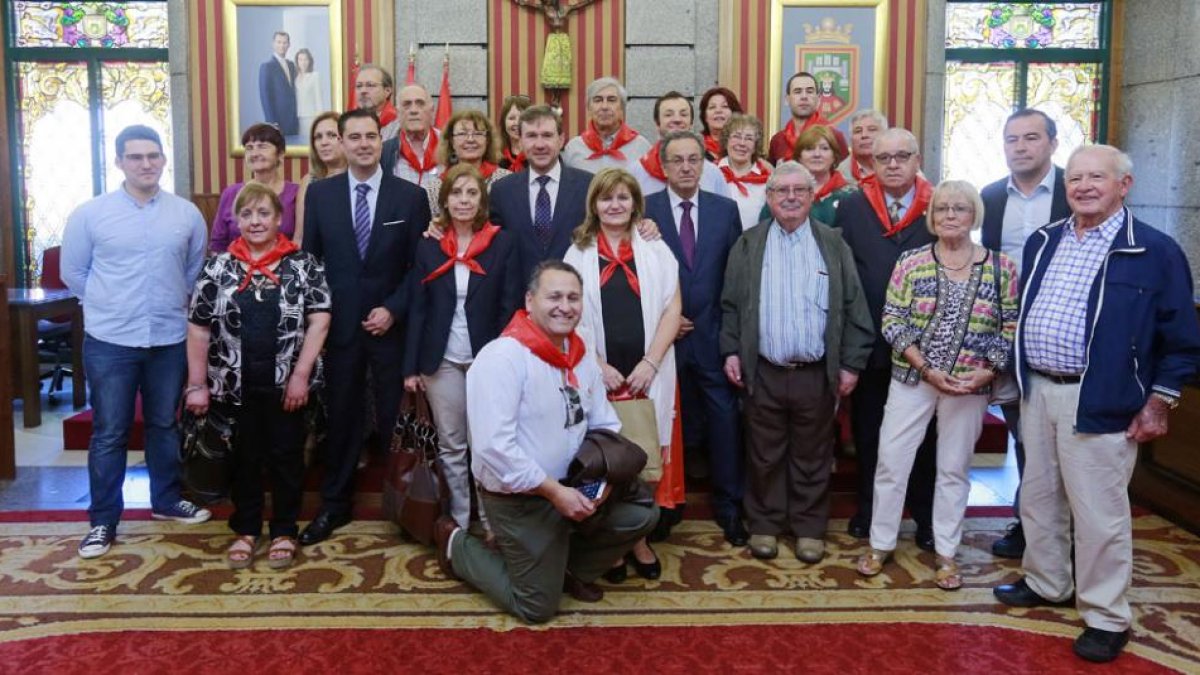 Los participantes de la operación añoranza y sus acompañantes posando con el alcalde y otros miembros de la corporación municipal.-RAÚL G. OCHOA