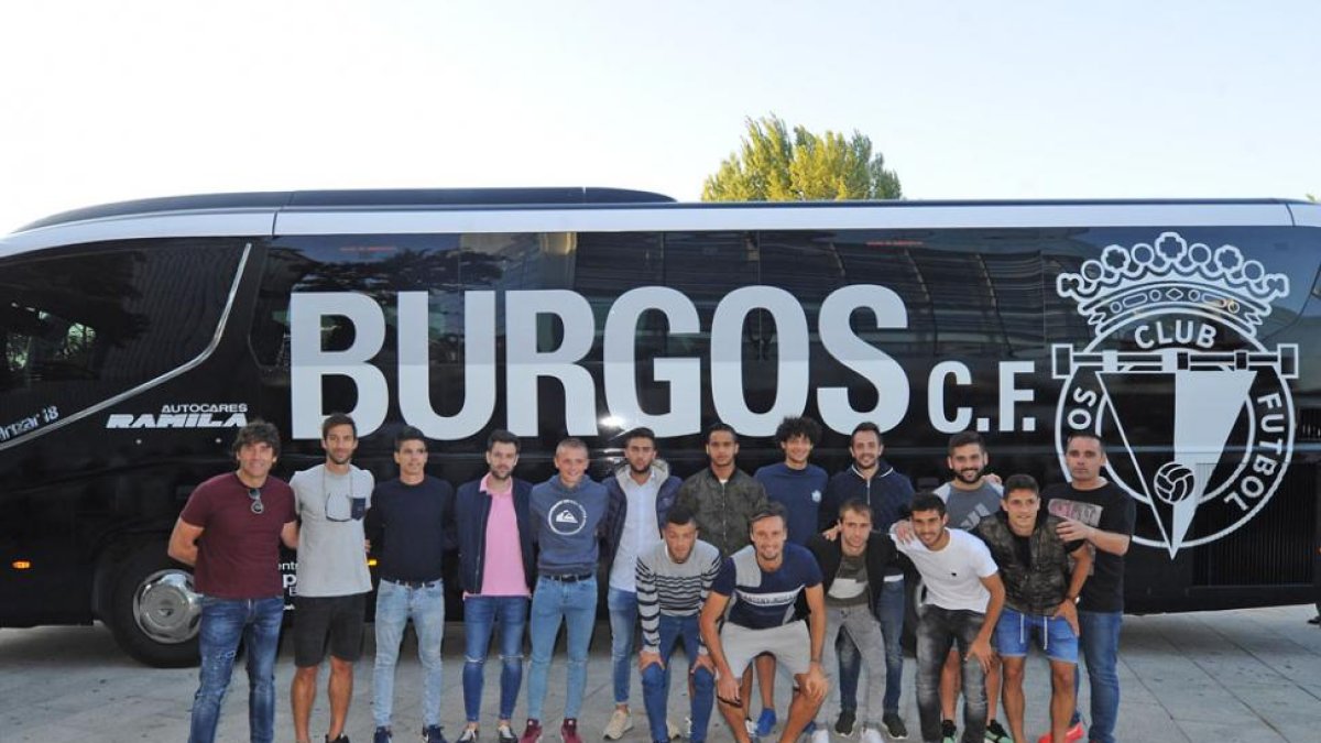 El Burgos CF presentó ayer su nuevo autobús-Israel L. Murillo