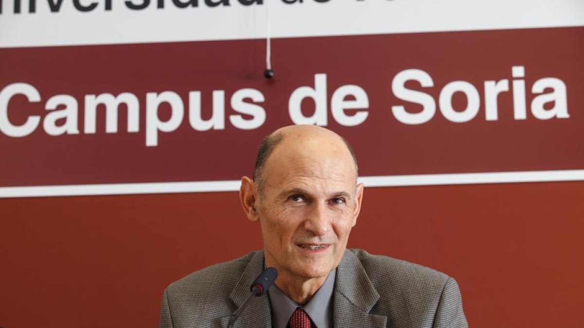 El científico Carlos Izpisúa Belmonte imparte una charla a los alumnos de Enfermería del Campus Duques de Soria de la UVa.-Ical