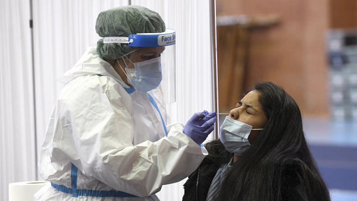 Una mujer participa en el segundo cribado de la Universidad de Burgos. SANTI OTEROa