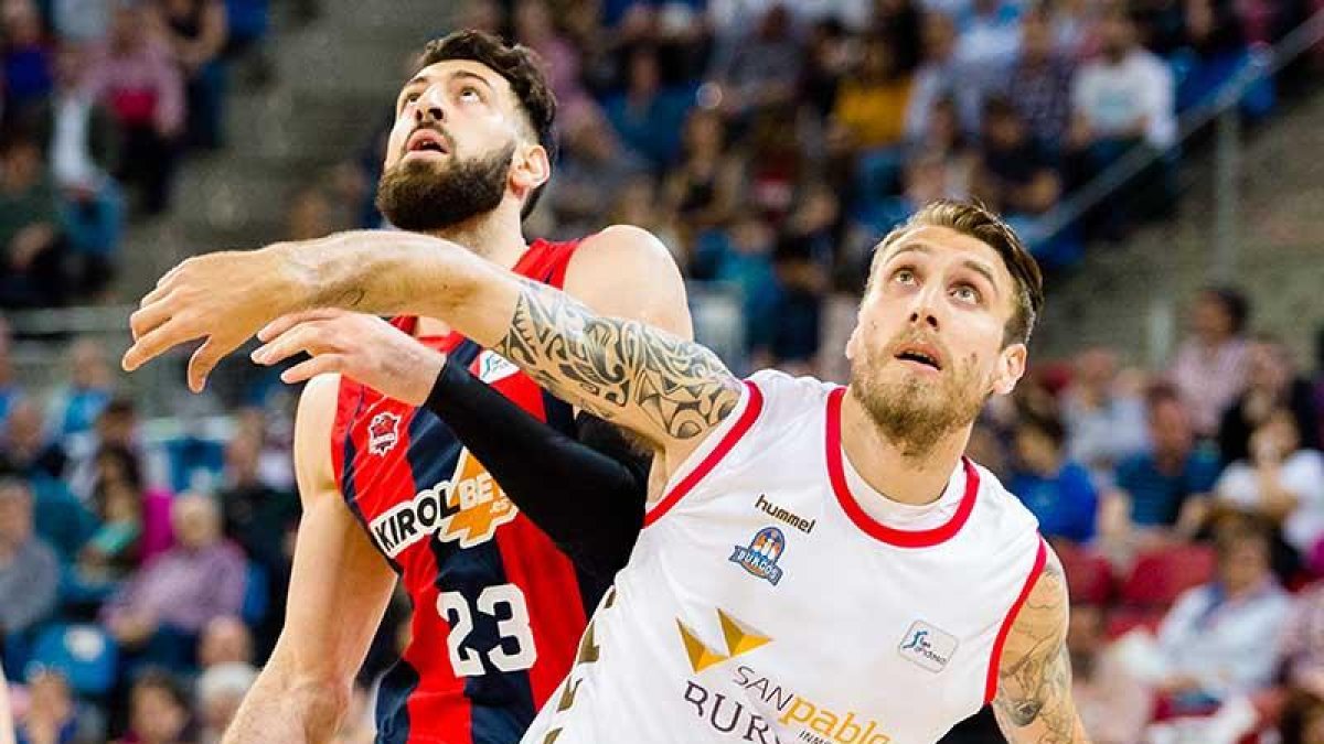 Vega gana la posición a Shengelia en la lucha por el rebote.-ACB PHOTO / I. MARTÍN