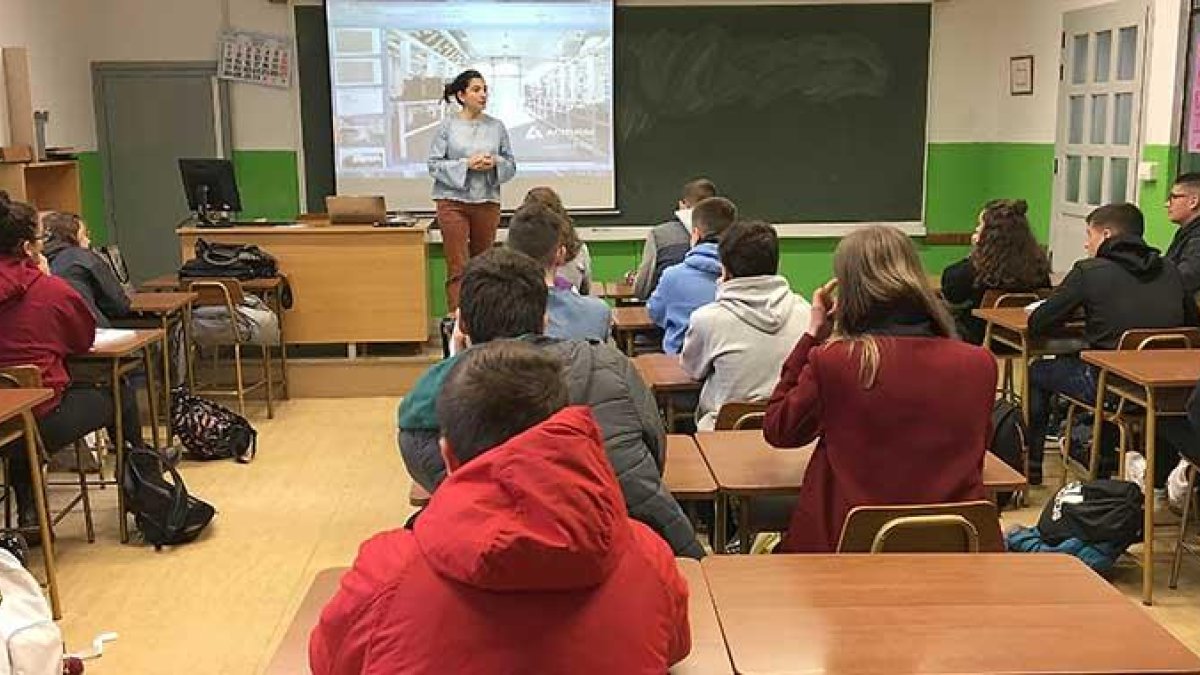 Charla de María Eugenia Clemente (Aciturri) en el colegio Sagrados Corazones de Miranda de Ebro.-ECB