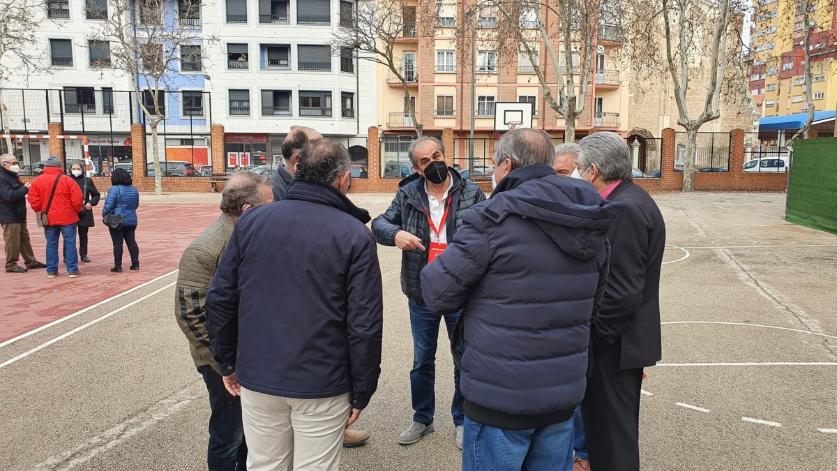 Emilio Berzosa saluda a Luis Briones en la jornada electoral