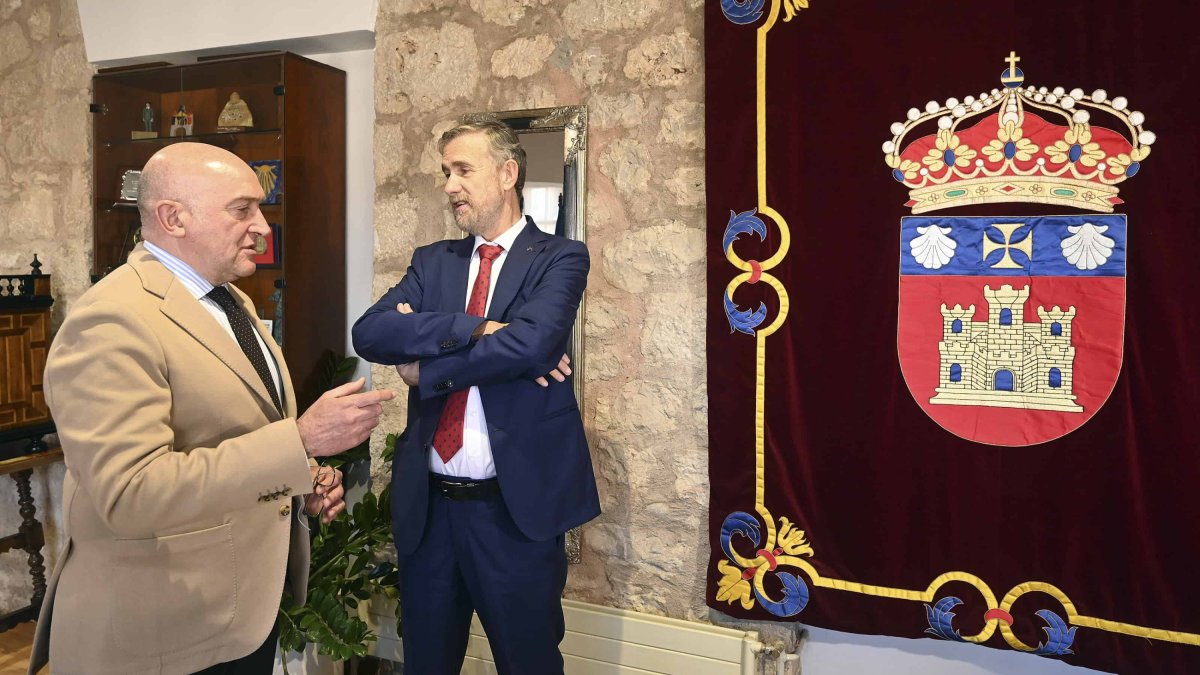 José Julio Carnero charla con el rector de la UBU, Manuel Pérez Mateos. SANTI OTERO