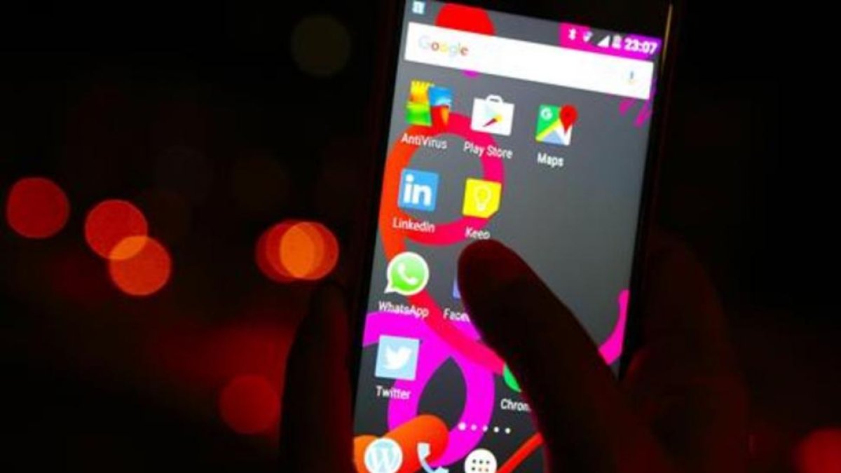 Un usuario de móvil accede a WhatsApp.-FERRAN NADEU