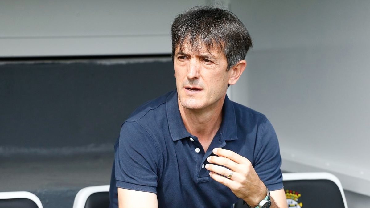 Pacheta en el banquillo de El Plantío en el partido de ida entre el Burgos y el Pucela. SANTI OTERO.