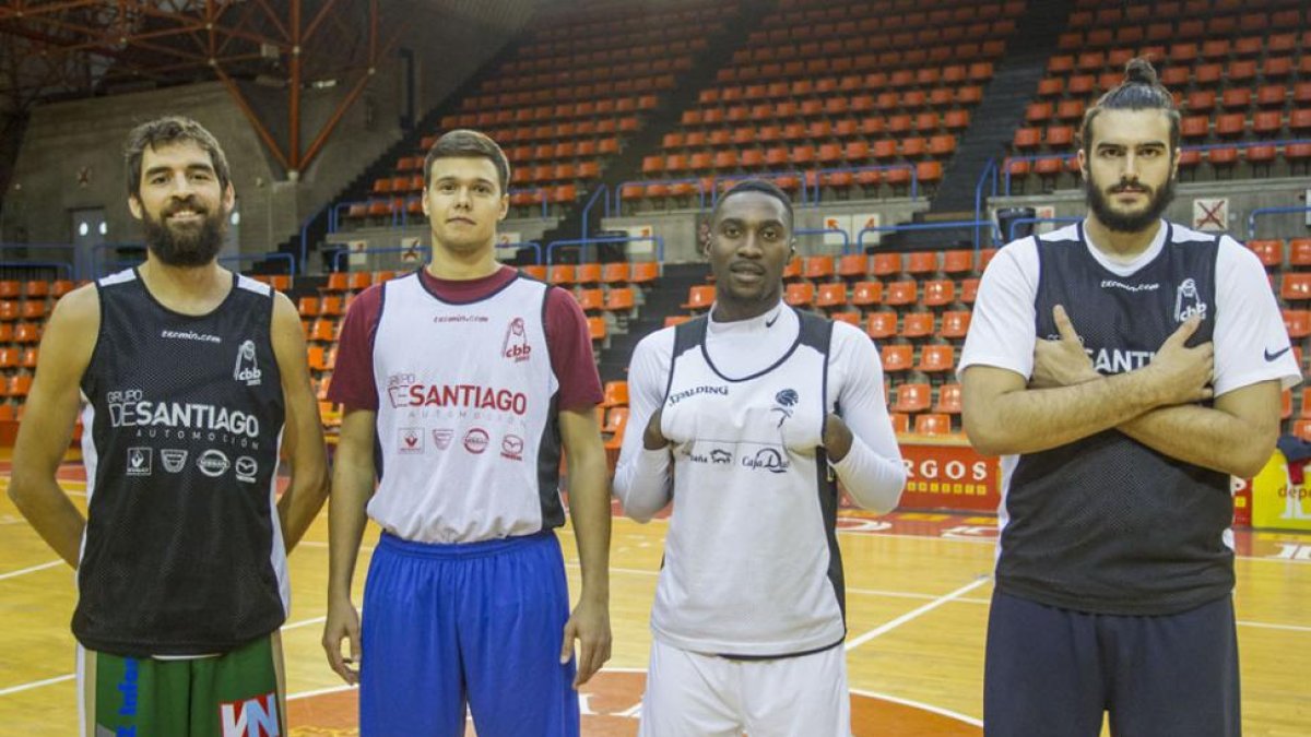 Tobar, Savic, Akodo y Juzbasic posan antes del entrenamiento de ayer en El Plantío.-SANTI OTERO