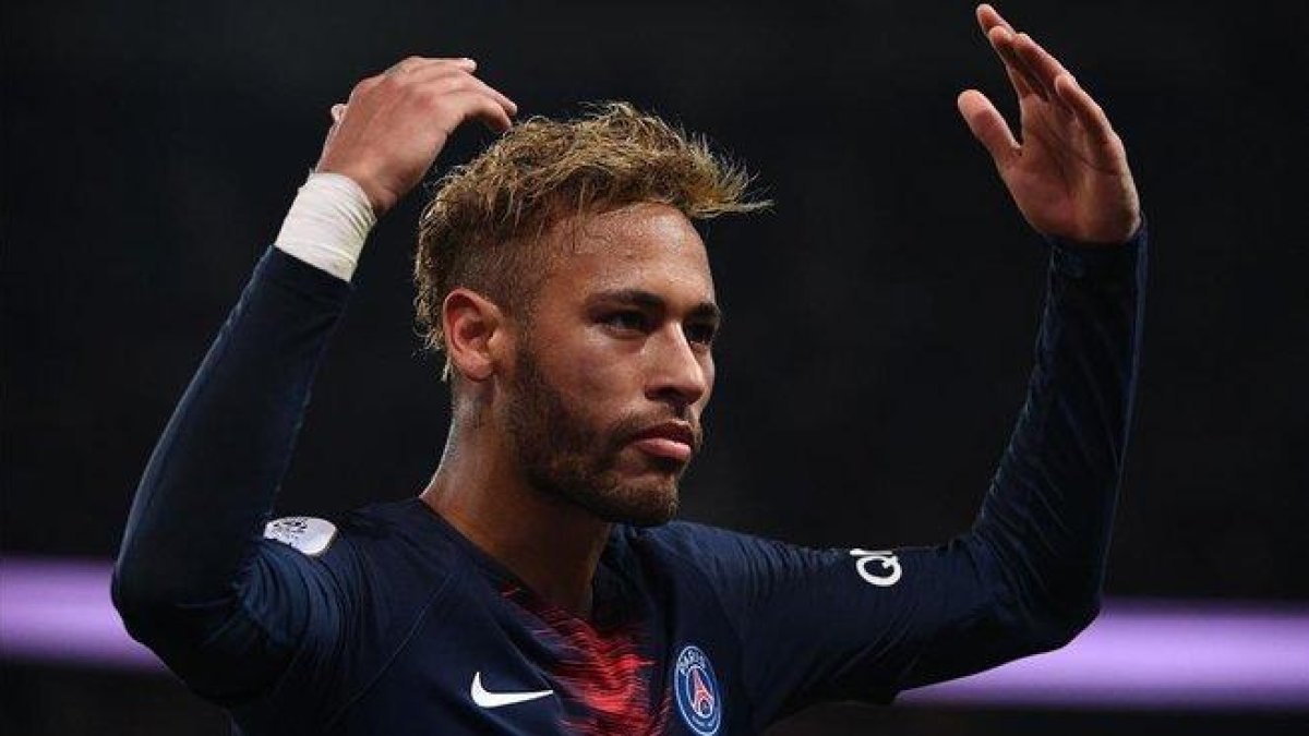 Neymar anima a la hinchada del PSG en el Parque de los Príncipes.-EL PERIÓDICO