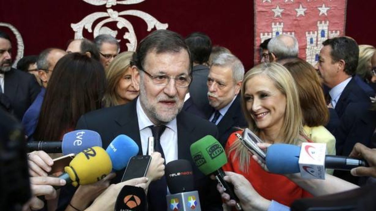 El presidente del Gobierno, Mariano Rajoy, tras la toma de posesión de los consejeros del Gobierno de Cristina Cifuentes, este sábado.-Foto: ÁNGEL DÍAZ/ EFE