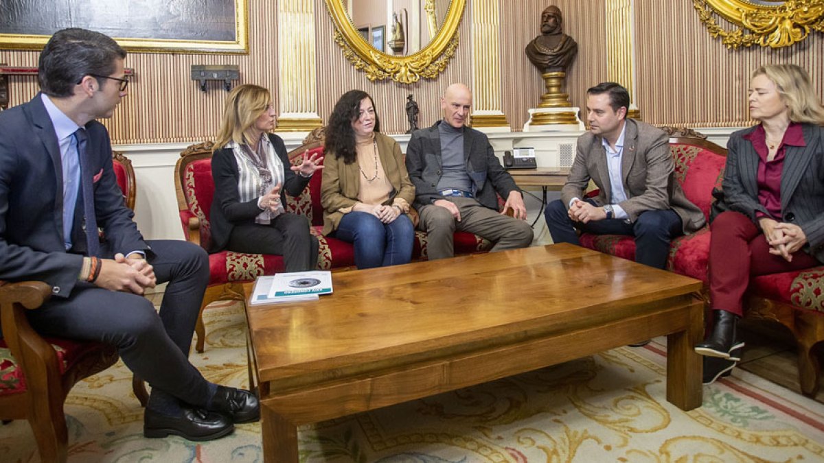 Los organizadores de un congreso de Oftalmología, en una reunión con el alcalde de Burgos y el director de la Oficina de Congresos de la capital. ISRAEL L. MURILLO