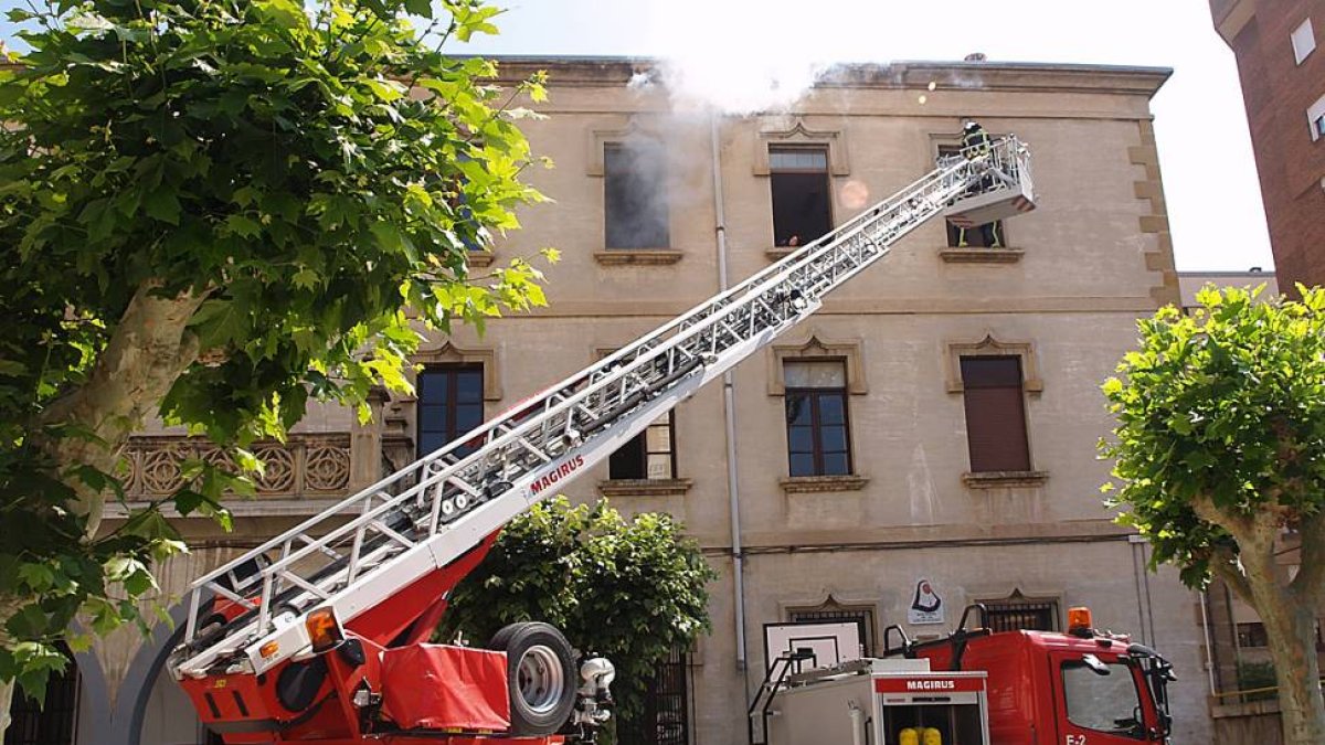 Los bomberos durante un simulacro de evacuación de incendio en el colegio Sagrada Familia-E. M.