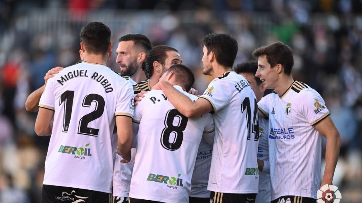Los jugadores del Burgos celebran un gol. LALIGA