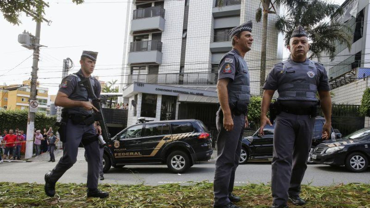 Agentes de Policía y curiosos ante la residencia de Lula en la ciudad de Sao Bernardo do Campo, en la periferia de Sao Paulo-EFE