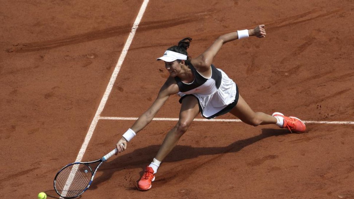 Muguruza pasa a octavos y sigue con paso firme hacia su segundo título en París.-