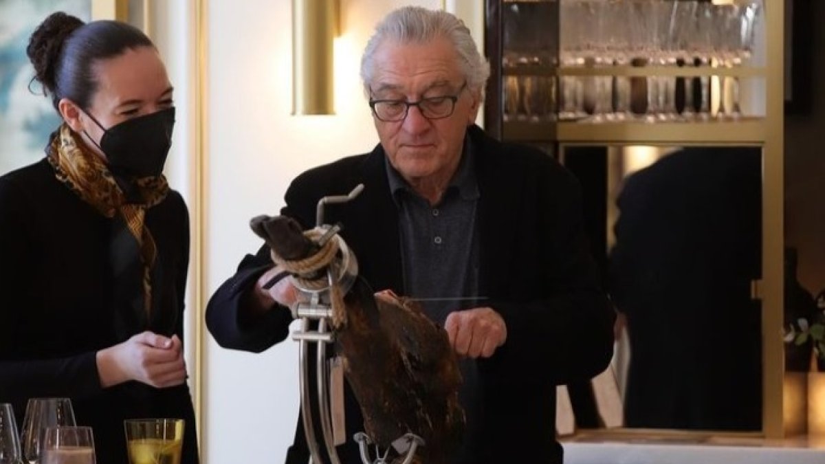 Raquel Acosta observa como De Niro destroza un jamón 5J. ECB