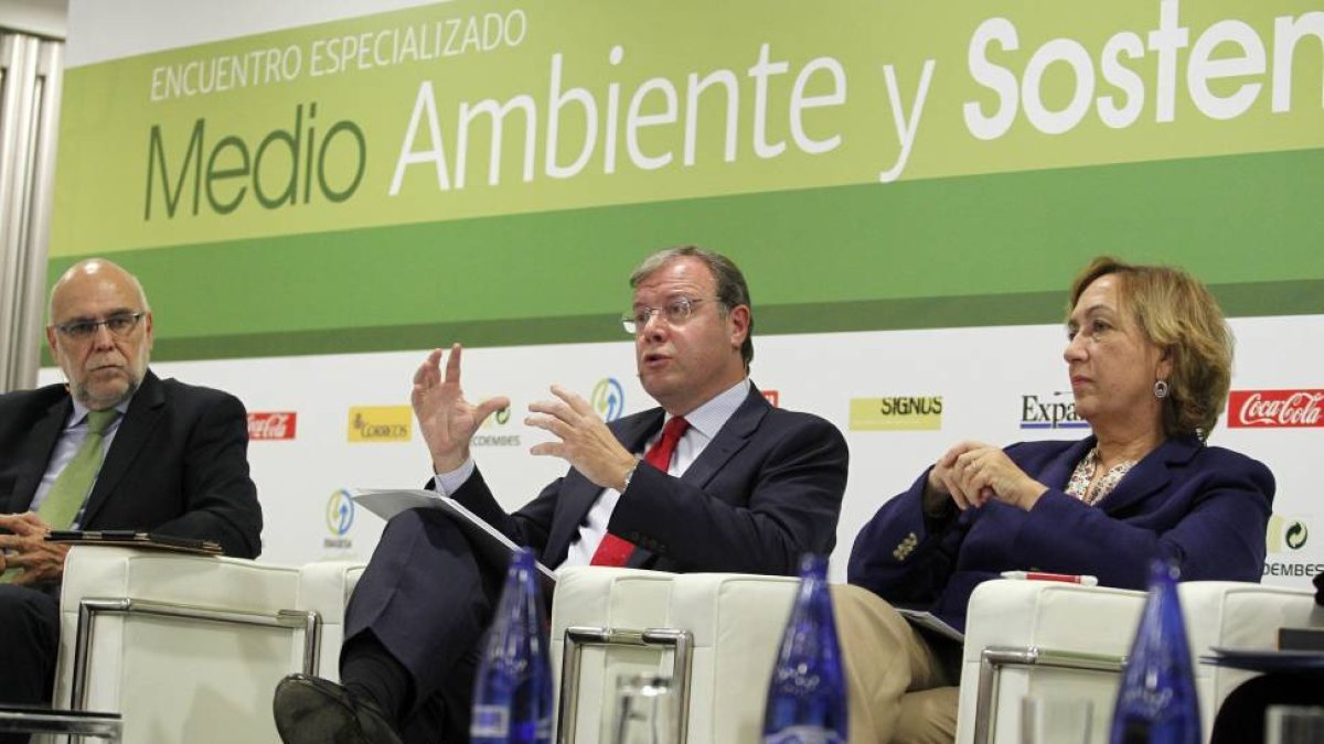 El consejero de Fomento y Medio Ambiente, Antonio Silvan junto a los consejeros de Extremadura y Castilla la Mancha, José Antoni Echevárri y Maria Luisa Soriano, durante su intervención en la mesa redonda 'Estrategia Española de Medio Ambiente y Sostenibi-Ical