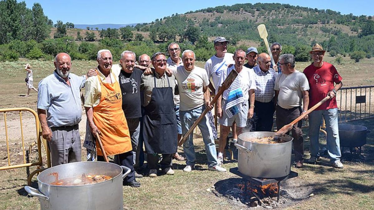 El conocido plato fue elaborado por más de una veintena de cocineros de la zona.-FOTOS: RAQUEL FERNÁNDEZ