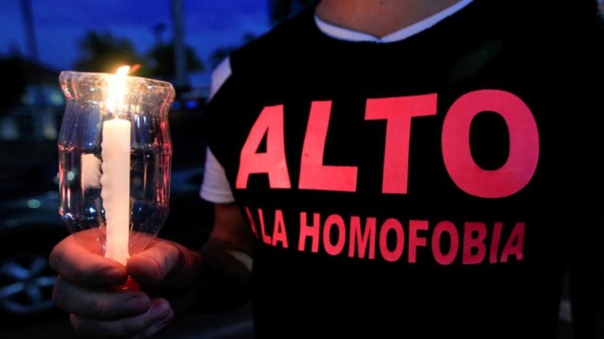 Un activista por los derechos de los homosexuales sostiene una vela encendida en recuerdo de las víctimas de Orlando.-REUTERS / OSWALDO RIVAS