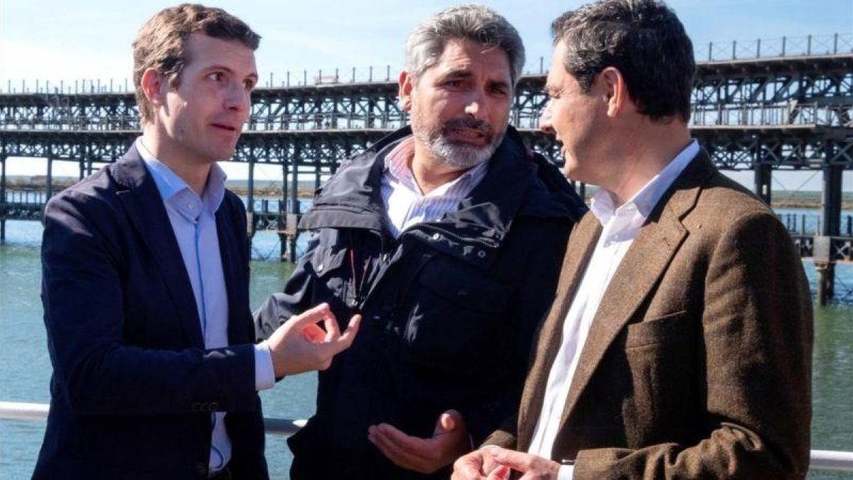 Pablo Casado, junto a Juan José Cortés (centro) y el candidato del PP andaluz, Juan Manuel Moreno.-EFE / JULIÁN PÉREZ