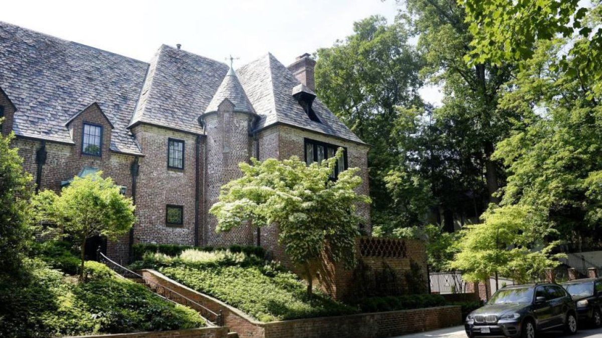 Imagen exterior de la nueva casa de la familia Obama en el barrio de Kalorama, en Washington.-
