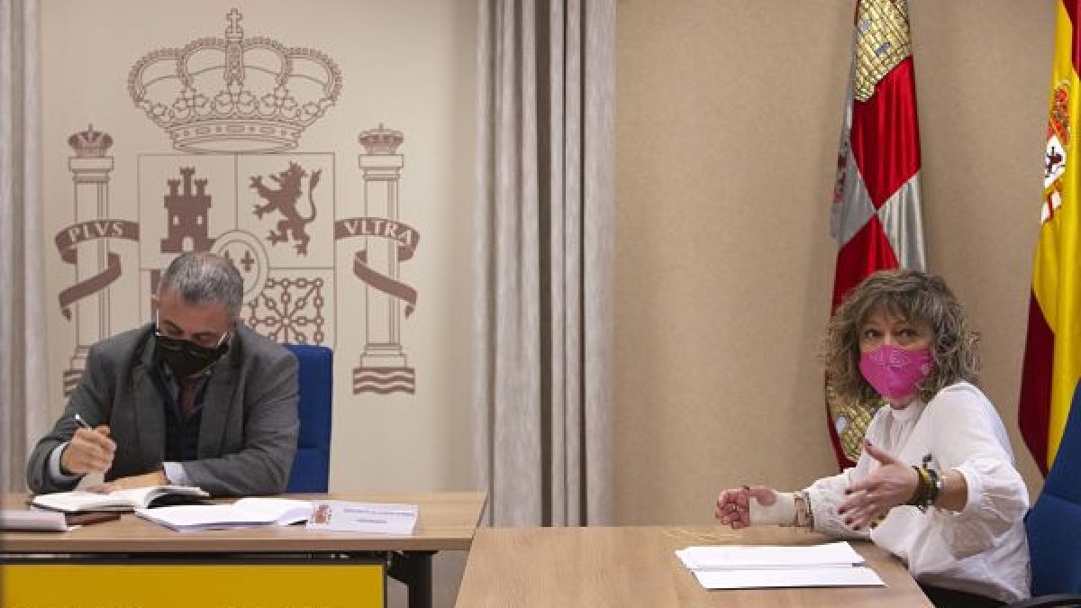 Monserrat Ibáñez trasladó ayer los problemas de Quintanar al subdelegado, Pedro de la Fuente. RAÚL OCHOA