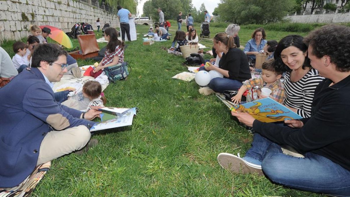 La feria del libro se cerró con un picnic literario en las orillas del río Arlanzón.