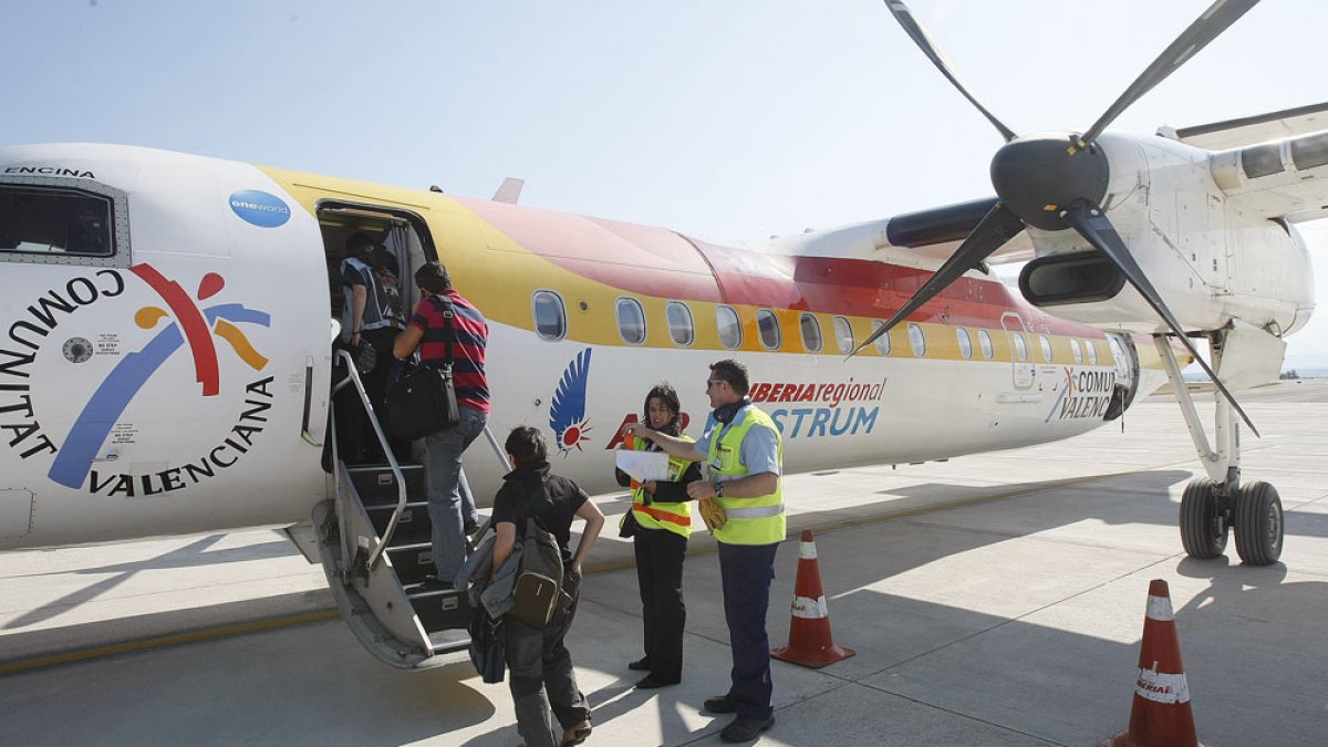 Imagen de un avión en el aeropuerto de Villafría. ISRAEL L. MURILLO