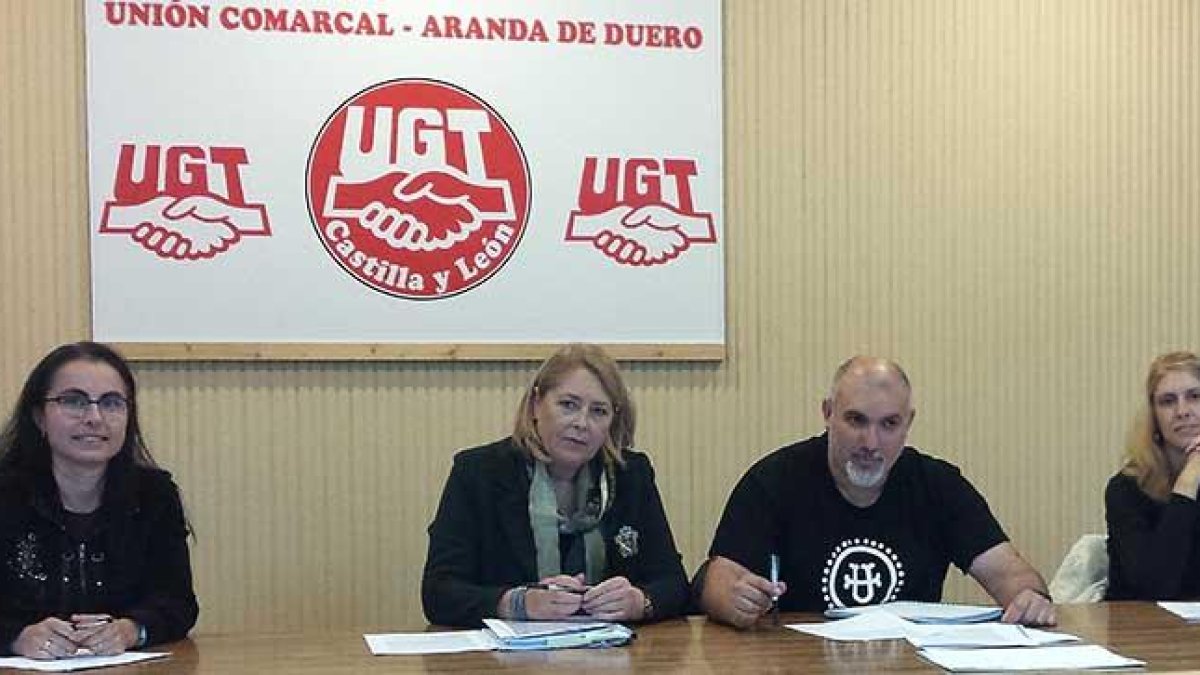 Amparo Simón Lázaro, Herminia del Arco y Lola Vicente junto a Modesto Rioseras en rueda de prensa.-L. V.