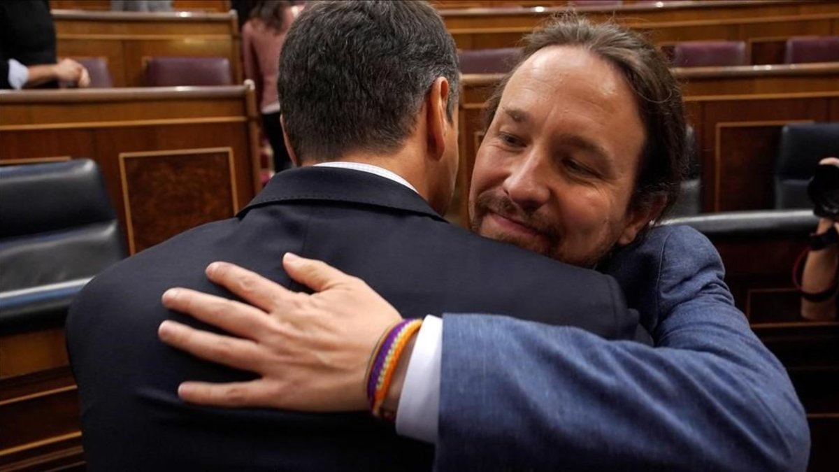 Sánchez e Iglesias se abrazan en el Congreso.-DAVID CASTRO