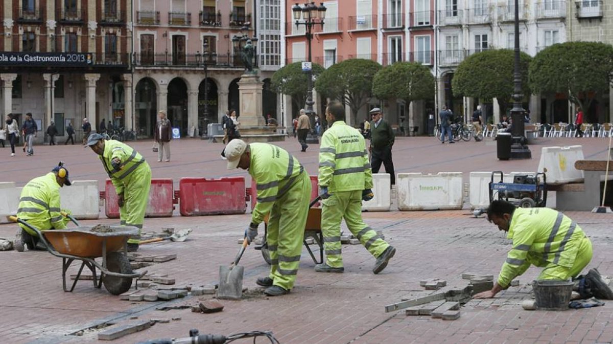 La reparación de adoquines en la Plaza Mayor no se repetirá se si afronta la renovación del pavimento-RAÚL G. OCHOA
