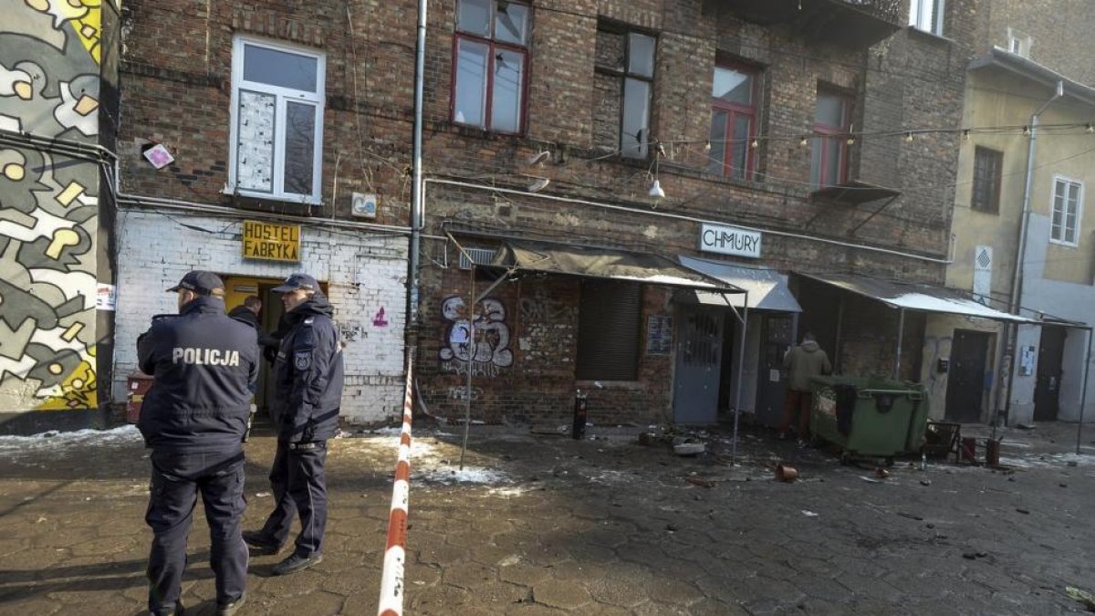 U8 VARSOVIA (POLONIA), 16/02/2017.- Agentes de policía polacos permanecen a la entrada del club